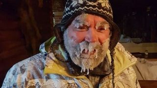 Inghetat si cu turturi pe fata. Asa arata unul dintre turistii rataciti pe Muntele Mic, salvat de salvamontisti