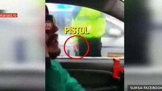Un sofer din Campina s-a blocat in masina fiindca nu a vrut sa primeasca amenda. Politistul a scos arma: "Trage in mine, sparge geamul"