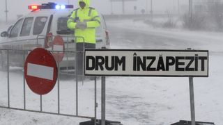 Drumurile nationale din 11 judete si autostrazile A2 si A4 sunt inchise din cauza viscolului. 30 de autoturisme sunt inzapezite in Constanta, echipele de salvare intervin