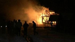 Un incendiu violent a mistuit o cabana dintr-un camping aflat in orasul Curtea de Arges