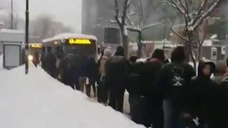 Haos in aceasta dimineata in Bucuresti. Oamenii nu au avut loc in tramvaie si au luat-o pe jos! La metrou, o aglomeratie de nedescris