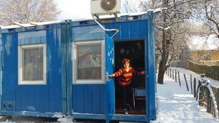 Gradinita din container. Prescolarii dintr-o comuna din Dambovita invata intr-o baraca metalica, chiar si la -15 grade