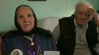 Mamaie Elizabeta si sotul ei se chinuie sa traiasca in Romania cu o pensie de 39 de lei - "Imi e frica de greul asta, dar ne rugam la Dumnezeu sa ne dea caldura"