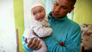 Un baietel de noua luni din Iasi a fost operat de o tumora, dar la trei luni de la operatie starea lui nu e buna deloc. Parintii nu au bani sa il trateze in afara. Uite cum ii poti ajuta