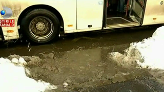 S-au dus problemele cu zapada, dar acum Bucurestiul s-a transformat intr-o piscina. Imagini care nu fac deloc cinste Capitalei