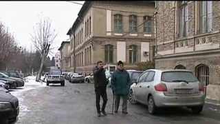 Un angajat al Spitalului Judetean din Cluj si-a spart capul dupa ce a cazut pe gheata, chiar in fata institutiei