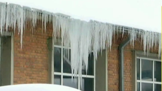 Prapad in Bucuresti. Mai multe masini au fost avariate dupa ce turturii au cazut de pe mai multe cladiri, direct pe autoturisme
