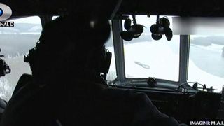 Captivi pe Dunare. Mai multi marinari blocati pe o barja, prinsa intre sloiuri. Autoritatile le-au adus alimente cu elicopterul