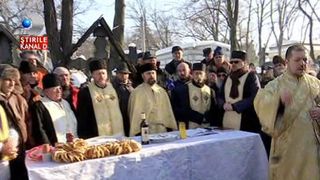 Mormantul lui Eminescu, plin de flori si lumanari. Romanii au venit la cimitir sa ii aduca un omagiu