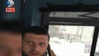 Obraznicie crasa, taxata de-o calatoare, intr-un autobuz din Galati! Soferul nu a vrut sa deschida usa autobuzului pe motiv ca i se face frig. Ce a facut o calatoare