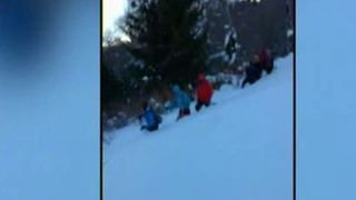 Sapte turisti rataciti in Muntii Garbovei, salvati dupa 12 ore din zapada: "Erau aproape in soc hipotermic"