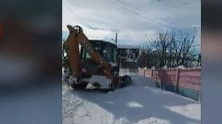 Viceprimarul unei comune din Dolj si-a deszapezit curtea cu utilajele primariei si a aruncat omatul la vecini