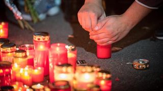 Dezvaluiri dureroase ale unui supravietuitor din Colectiv. "Astia vii ne simtim toti vinovati. M-am luptat sa ies si nu pot sa trec peste asta. Vreau sa mor"