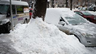 Atentie, se ridica masini! Anuntul Gabrielei Firea pentru toti proprietarii care si-au lasat masinile inzapezite pe strazi