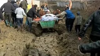 Satul din Romania uitat de lume si de autoritati - Isi duc mortii la groapa prin namol, iar salvarea sau pompierii nu pot ajunge niciodata la ei - Imagini din lumea a treia