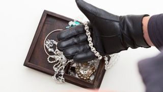 Romanul care a furat bijuterii de peste 5 mil. euro dintr-un magazin din Paris, condamnat pentru furturi in cinci tari