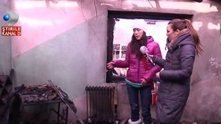 Casa le-a ars intr-un puternic incendiu, pe data de 13. "Cand am iesit afara am vazut flacara. Copilul cel mare tragea de cel mic sa il scoata din casa"