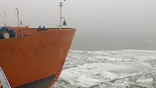 Doua nave au ramas captive pe Dunare din cauza sloiurilor. Ceata si gheata blocheaza transporturile