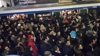Trafic aglomerat la metrou! Sute de oameni asteapta pe peroane. Trenurile abia fac fata numarului mare de calatori