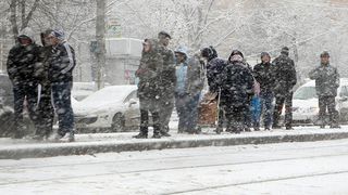 Zapada si viscolul fac probleme in tara: Intrarea in Bucuresti blocata, trafic ingreunat pe A2 si A3