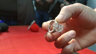 Cum arata inelul de 1.8 milioane de euro furat de George Ploscaru din Franta