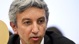 Dan Diaconescu, chemat in instanta din spatele gratiilor, de taximetristul care a anuntat ca-si da foc in fata primariei Caracal! O poveste incurcata, ca la olteni!