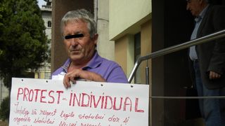 Taximetristul care a anuntat ca-si da foc in fata primariei, o vedete locala