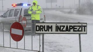 Circulatie oprita pe mai multe drumuri nationale din cinci judete, dar si pe A2 din cauza viscolului