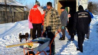 Localnicii din doua sate din Braila au primit roabe si lopeti ca sa-si deszapezeasca gospodariile, dar ei le-au vandut: "Au fost curti in care au intrat si 2, 3, 4, chiar si 5 roabe"