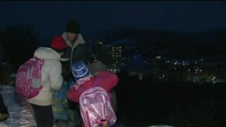 Stirile Kanal D, ora 12: Vor sa invete cu orice pret! 20 de copii dintr-un sat din Dambovita merg pe jos zilnic cinci kilometri pentru a ajunge la scoala