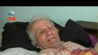 Lume multa, oameni doar cativa. Batranul cu pensia de 39 de lei a trait cea mai frumoasa zi din viata: "De mult n-am mai mancat banane. Le multumesc din suflet"