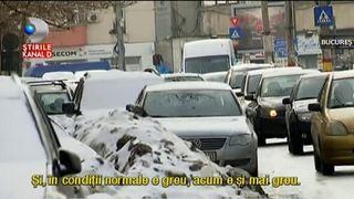 In Bucuresti, ca la nebuni. Capitala s-a transformat intr-o parcare imensa, dupa ninsoare. Oamenii care isi lasa masinile inzapezite pe strada fac traficul infernal