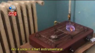 Ireal! Instrumentarul folosit la operatiile bolnavilor e fiert in oala de mancare. Imagini infioratoare intr-un spital din Romania