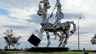 Acesta este cel mai original monument din Romania! Statuia "Omagiu" din Buzau are 10 metri inaltime, este facuta din inox si este dedicata memoriei unui artist plastic