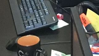 Bani si servetele folosite, pe birou