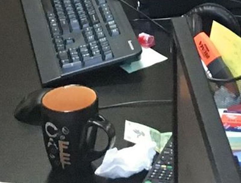 Bani si servetele folosite, pe birou