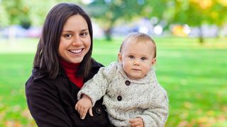 Stimulentul de insertie pentru parintii care revin la munca inainte de terminarea concediului maternal, majorat la 650 de lei de la 531