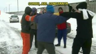 Mai multi soferi care au ramas pe un drum inzapezit din Constanta au incins o hora in zapada. Aproape o ora a durat veselia