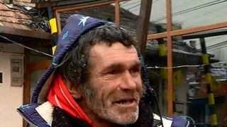 Povestea profesorului care a ajuns sa traiasca pe strazile din Cluj! Nea Horatiu traieste din caratul gunoaielor, dar face 7000 de lei pe luna