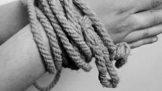 Femeie din Alba, ucisa in propria casa. Ea avea mainile legate si rani in jurul gatului