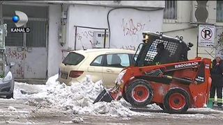 Masinaria care a topit muntii de zapada din Bucuresti. Locuitorii Capitalei au vazut asa ceva doar in filme