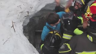 Primele imagini cu romanca si baietelul ei salvati din avalansa din Italia. Fotografii emotionante de la locul unde au ajuns salvatorii