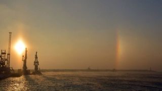 Fenomen spectaculos la malul Marii Negre! Un barbat a fotografiat un curcubeu in miezul zilei