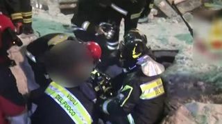 Miracol in Italia, la 50 de ore de la avalansa de cosmar! Pompierii au gasit-o in viata si pe fetita Adrianei, romanca scoasa in viata de sub daramaturi