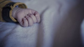 O fetita de doi ani din Timis, gasita moarta in locuinta dupa un incendiu