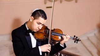 Un violonist roman de 28 de ani face senzatie in Europa! E angajat al Orchestrei din Innsbruck si a cantat cu un Stradivarius de 7 milioane de euro: &ldquo;Am plans cand am interpretat cu aceasta vioara&rdquo;