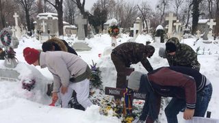 Gestul emotionant facut de fiul lui Szobi Cseh pentru actorii romani ingropati la cimitirul Bellu, langa tatal sau! Arpad a curatat mormintele de zapada, impreuna cu copiii de la asociatia Gladiatorul
