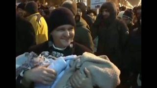 Nicusor Dan si-a dus fetita de sase luni la protestul din Piata Universitatii: "Am fost cu ea la Rosia Montana, am fost la tribunal, ii creez amintiri"