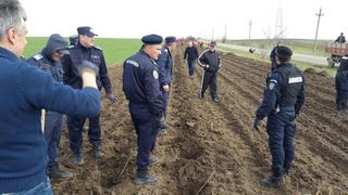 Sute de localnici dintr-un sat din Vaslui poarta uniforme de jandarmi