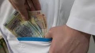 "Au asteptat sa le bag bani in buzunar, dar nu le-am bagat un leu". Un barbat a murit cu zile pe holurile spitalului. Declaratiile medicilor sunt halucinante